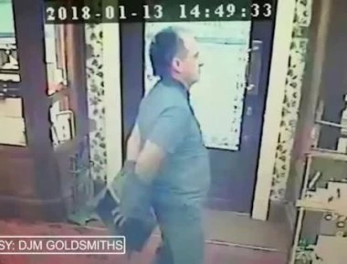 Πελάτης βγάζει το μπουφάν και εξουδετερώνει ληστή κοσμηματοπωλείου (βίντεο)